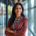 Mujer latina ejecutiva del area de recursos humanos